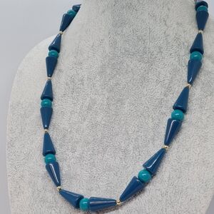 🌼 Vintage Trifari plastic beads necklace